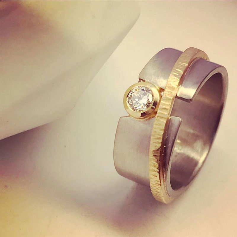White gold diamond ring with 22ct yellow gold detailing